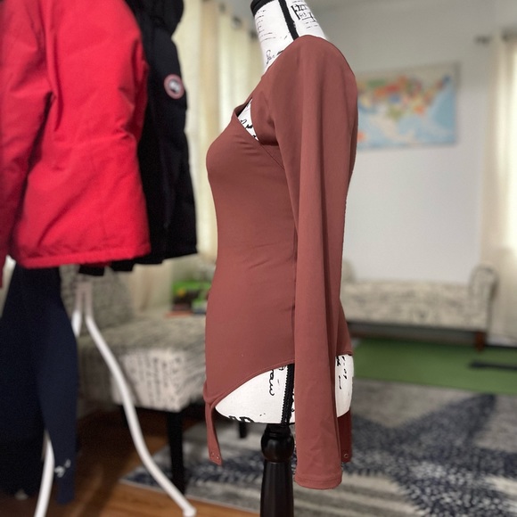 Like New Women’s Small Abercrombie & Fitch Seamless Ribbed Cutout Bodysuit Wine - Picture 4 of 12